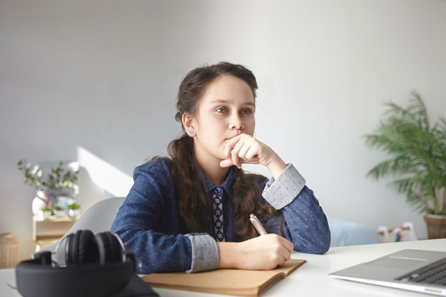 https://ru.freepik.com/free-photo/thoughtful-teenage-girl-in-casual-shirt-sitting-at-desk-at-home-with-laptop-and-headphones-doing-homework-writing-essay-in-copybook_10897796.htm#query=%D1%8D%D1%81%D1%81%D0%B5&position=18&from_view=search&track=sph