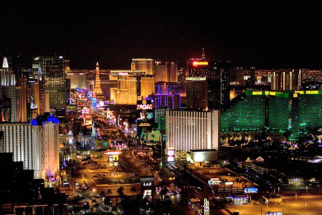 Центральная улица Лас-Вегаса с игровыми домами: https://eo.wikipedia.org/wiki/Las_Vegas_Strip#/media/Dosiero:Las_Vegas_89.jpg
