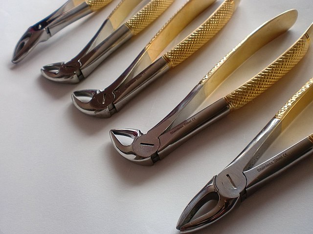 Современные щипцы, которые используются хирургами для удаления зубов: https://en.wikipedia.org/wiki/Dental_extraction#/media/File:Dental-Extraction-Forceps.jpg