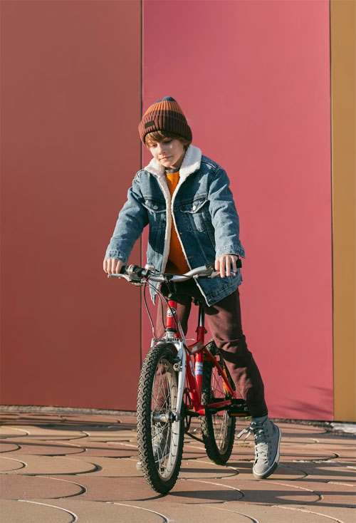 https://ru.freepik.com/free-photo/front-view-of-child-on-bike-outdoors_12060132.htm#from_view=detail_serie