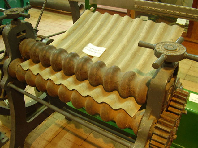           ( ): https://ru.wikipedia.org/wiki/_#/media/:Corrugated_iron_manual_roller.JPG