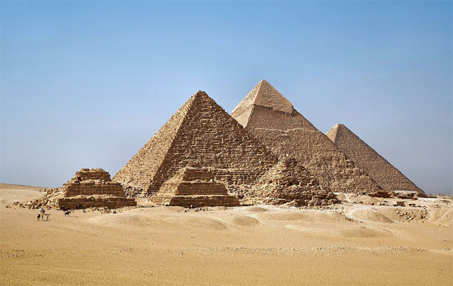   (    ,  ): https://ru.wikipedia.org/wiki/__#/media/:All_Gizah_Pyramids-3.jpg