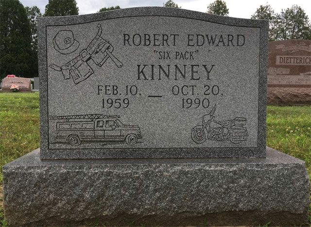 Надгробие с профессиональными символами: https://upload.wikimedia.org/wikipedia/commons/c/c9/Six_Pack_Kinney.png