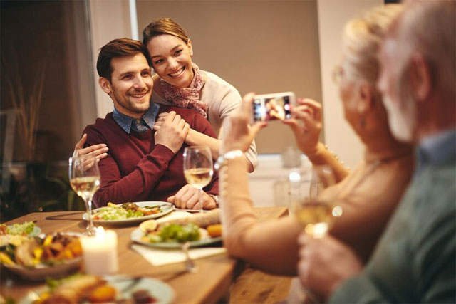 https://ru.freepik.com/free-photo/happy-couple-enjoying-while-being-photographed-during-family-meal-in-dining-room_28998826.htm#query=%D0%B7%D1%8F%D1%82%D1%8C&position=0&from_view=search&track=sph