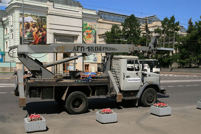   : https://ru.wikipedia.org/wiki/-#/media/:Aerial_work_platform_on_truck_in_Russia.jpg