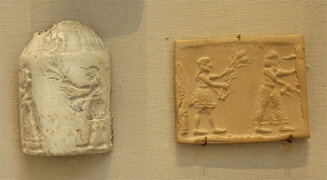 Цилиндрическая печать из Шумера протописьменного периода (конец четвертого тысячелетия) и ее отпечаток. Находится в Лувре: https://en.wikipedia.org/wiki/Uruk_period#/media/File:Cylinder_seal_king_Louvre_AO6620.jpg