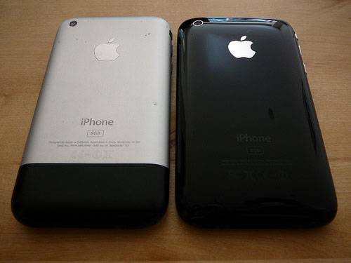  iPhone  iPhone 3G - https://upload.wikimedia.org/wikipedia/commons/e/e6/IPhone_%26_iPhone_3G.jpg