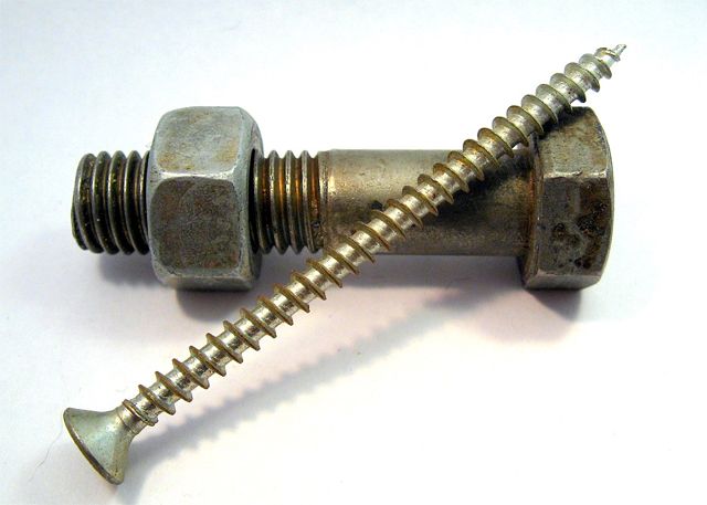 https://upload.wikimedia.org/wikipedia/commons/thumb/b/b4/BOLT_SCREW_UBT_198.JPG/1280px-BOLT_SCREW_UBT_198.JPG