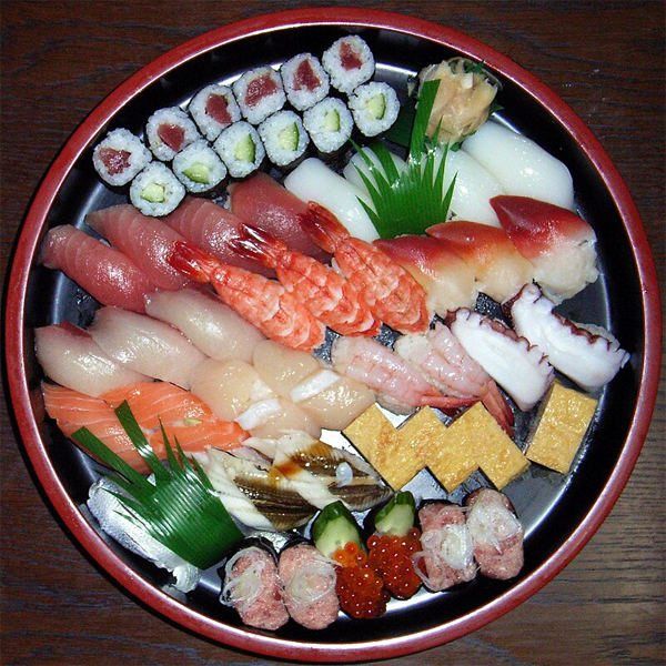 https://upload.wikimedia.org/wikipedia/commons/thumb/6/60/Sushi_platter.jpg/800px-Sushi_platter.jpg