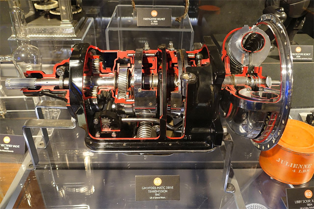 https://upload.wikimedia.org/wikipedia/commons/thumb/8/83/GM_Hydra-Matic_Transmission%2C_1947%2C_General_Motors_-_Museum_of_Science_and_Industry_%28Chicago%29_-_DSC06796.JPG