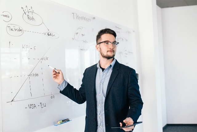 https://ru.freepik.com/free-photo/young-attractive-dark-haired-man-glasses-is-showing-business-plan-whiteboard-he-wears-blue-shirt-dark-jacket_9961021.htm#fromView=search&page=1&position=27&uuid=702d1233-0248-4230-9fbd-8499adbd2446