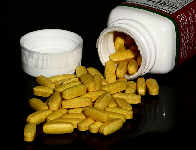 https://upload.wikimedia.org/wikipedia/commons/thumb/6/66/B_vitamin_supplement_tablets.jpg/1024px-B_vitamin_supplement_tablets.jpg