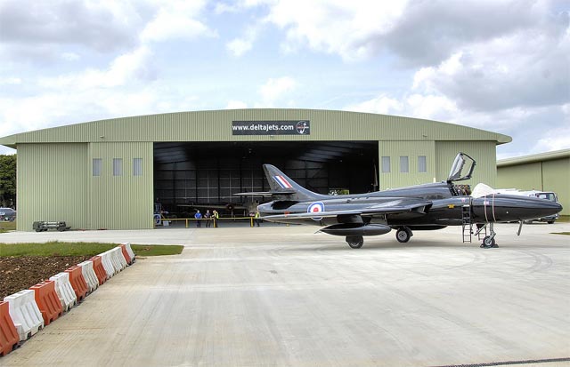 https://upload.wikimedia.org/wikipedia/commons/thumb/a/a5/Delta_jet_hangar_at_kemble_england_arp.jpg/1280px-Delta_jet_hangar_at_kemble_england_arp.jpg