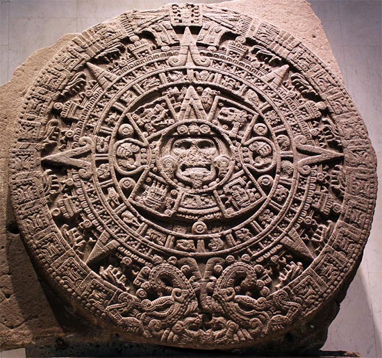 https://upload.wikimedia.org/wikipedia/commons/thumb/b/b1/1479_Stein_der_funften_Sonne%2C_sog._Aztekenkalender%2C_Ollin_Tonatiuh_anagoria.JPG/1024px-1479_Stein_der_funften_Sonne%2C_sog._Aztekenkalender%2C_Ollin_Tonatiuh_anagoria.JPG