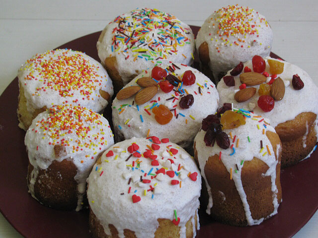 ����� - https://upload.wikimedia.org/wikipedia/commons/thumb/8/83/Ukrainian_kulich.jpg/960px-Ukrainian_kulich.jpg