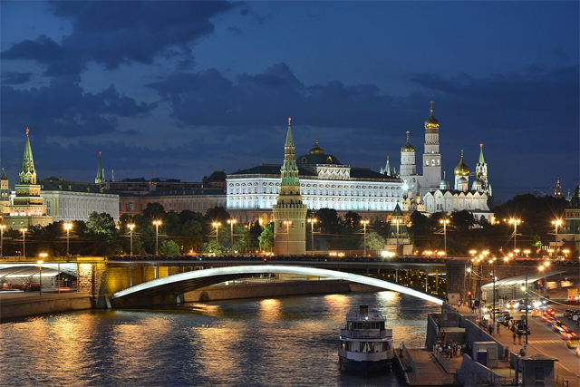 https://upload.wikimedia.org/wikipedia/commons/thumb/3/3d/Moscow_Kremlin_and_Bolshoy_Kamenny_Bridge_late_evening_01.JPG/1280px-Moscow_Kremlin_and_Bolshoy_Kamenny_Bridge_late_evening_01.JPG