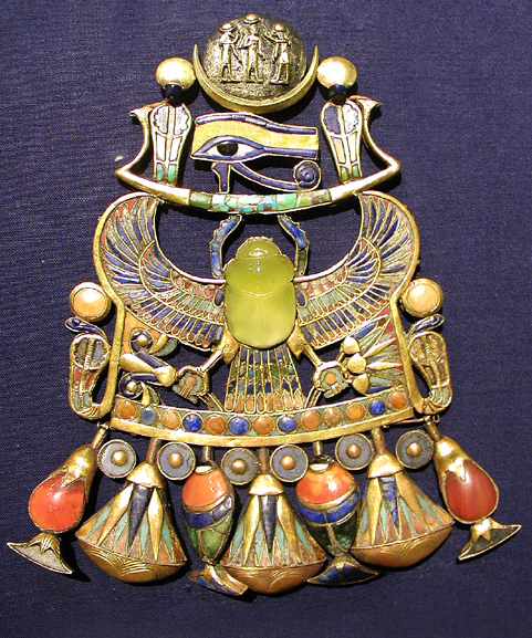 https://upload.wikimedia.org/wikipedia/commons/8/88/Tutankhamun_pendant_with_Wadjet.jpg