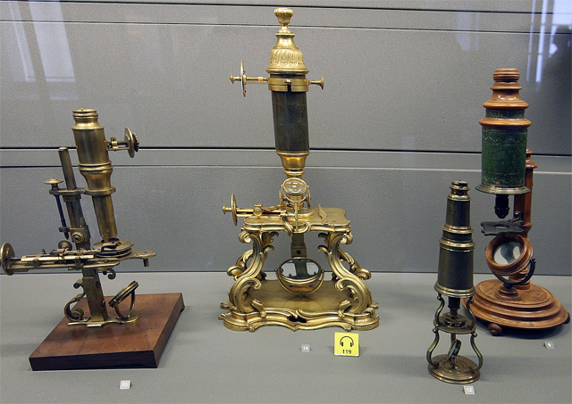 ��������: https://upload.wikimedia.org/wikipedia/commons/thumb/a/a7/Old-microscopes.jpg/1280px-Old-microscopes.jpg