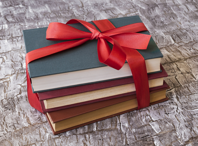 ��������: https://ru.freepik.com/free-photo/volumes-with-red-bow_3253374.htm#fromView=search&page=2&position=21&uuid=9f19269f-25ca-46fe-9565-2f8b06d176bf&query=%D0%BF%D0%BE%D0%B4%D0%B0%D1%80%D0%BE%D1%87%D0%BD%D1%8B%D0%B5+%D0%BA%D0%BD%D0%B8%D0%B3%D0%B8