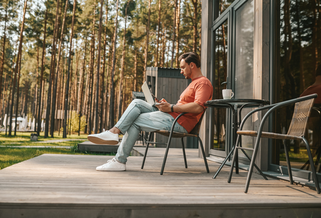 ��������: https://ru.freepik.com/free-photo/work-from-home-young-man-with-laptop-sitting-outside-working-online_22335829.htm#fromView=search&page=3&position=10&uuid=685167f9-da87-45a4-990a-78fca759404f&query=%D1%82%D0%B5%D1%80%D1%80%D0%B0%D1%81%D0%B0