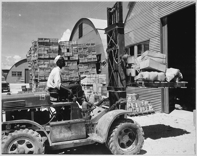 ��������: https://upload.wikimedia.org/wikipedia/commons/thumb/8/83/%22M._D._Shore%2C_S1-c%2C_operating_a_forklift_truck_at_the_Navy_supply_depot_at_Guam%2C_Marianas.%22%2C_06-08-1945_-_NARA_-_520685.jpg/1280px-%22M._D._Shore%2C_S1-c%2C_operating_a_forklift_truck_at_the_Navy_supply_depot_at_Guam%2C_Marianas.%22%2C_06-08-1945_-_NARA_-_520685.jpg?_=20111021031321