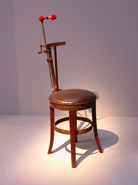 ���������� ��� ��������� ������ ��� ���������� ���������� - https://upload.wikimedia.org/wikipedia/commons/thumb/0/0e/Device_to_hold_heads_during_Daguerreotype_exposure.JPG/500px-Device_to_hold_heads_during_Daguerreotype_exposure.JPG