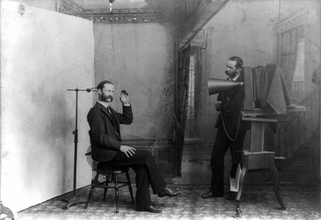 ��������� ����������, �� ������� ��������� �������� ���������� (1893 �) - https://upload.wikimedia.org/wikipedia/commons/5/5b/Photographer-studio-1893.jpg