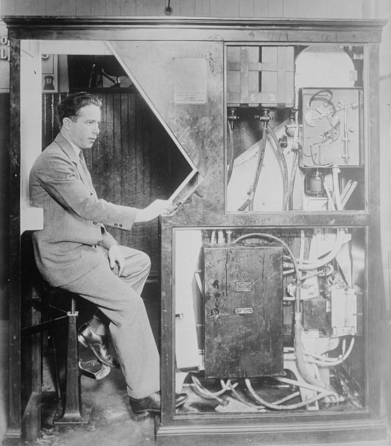 ������� ������� � ����� ��������� - https://upload.wikimedia.org/wikipedia/commons/thumb/f/fb/Anatol_Josepho.jpg/500px-Anatol_Josepho.jpg